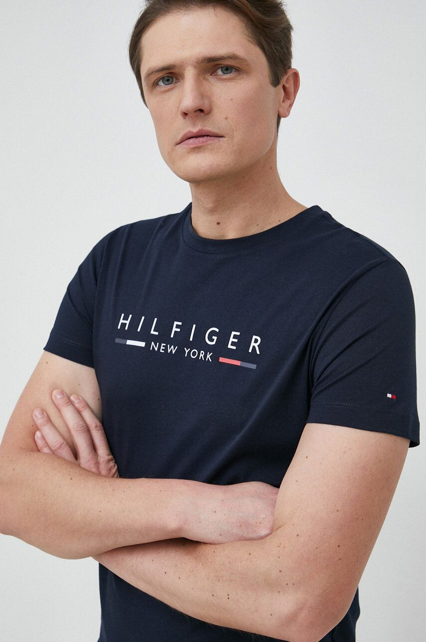 Tommy Hilfiger Bavlnené tričko tmavomodrá farba s nášivkou - Pepit.sk