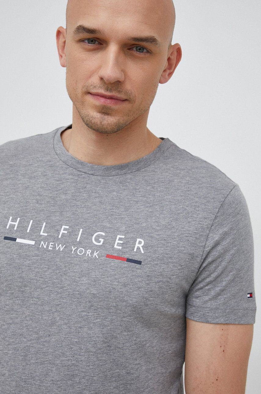 Tommy Hilfiger Bavlnené tričko tmavomodrá farba s nášivkou - Pepit.sk