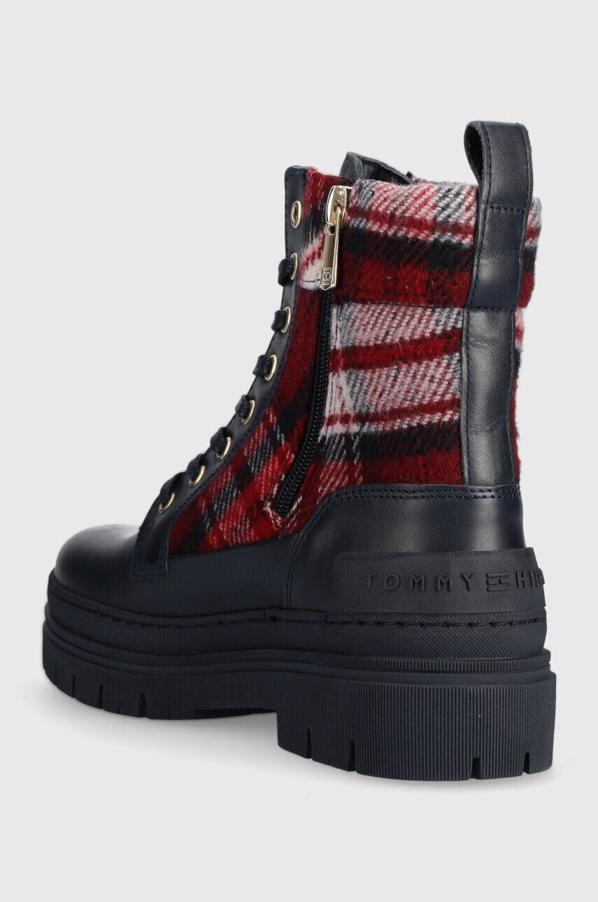 Tommy Hilfiger Členkové topánky FEMININE TARTAN LACE UP BOOTIE dámske tmavomodrá farba na plochom podpätku FW0FW07670 - Pepit.sk