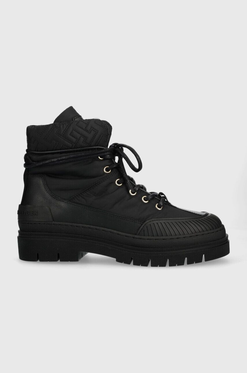 Tommy Hilfiger Členkové topánky TH MONOGRAM OUTDOOR BOOT dámske čierna farba na plochom podpätku zateplené FW0FW07502 - Pepit.sk