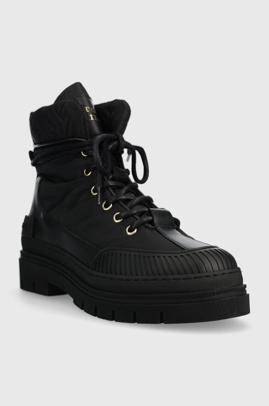 Tommy Hilfiger Členkové topánky TH MONOGRAM OUTDOOR BOOT dámske čierna farba na plochom podpätku zateplené FW0FW07502 - Pepit.sk