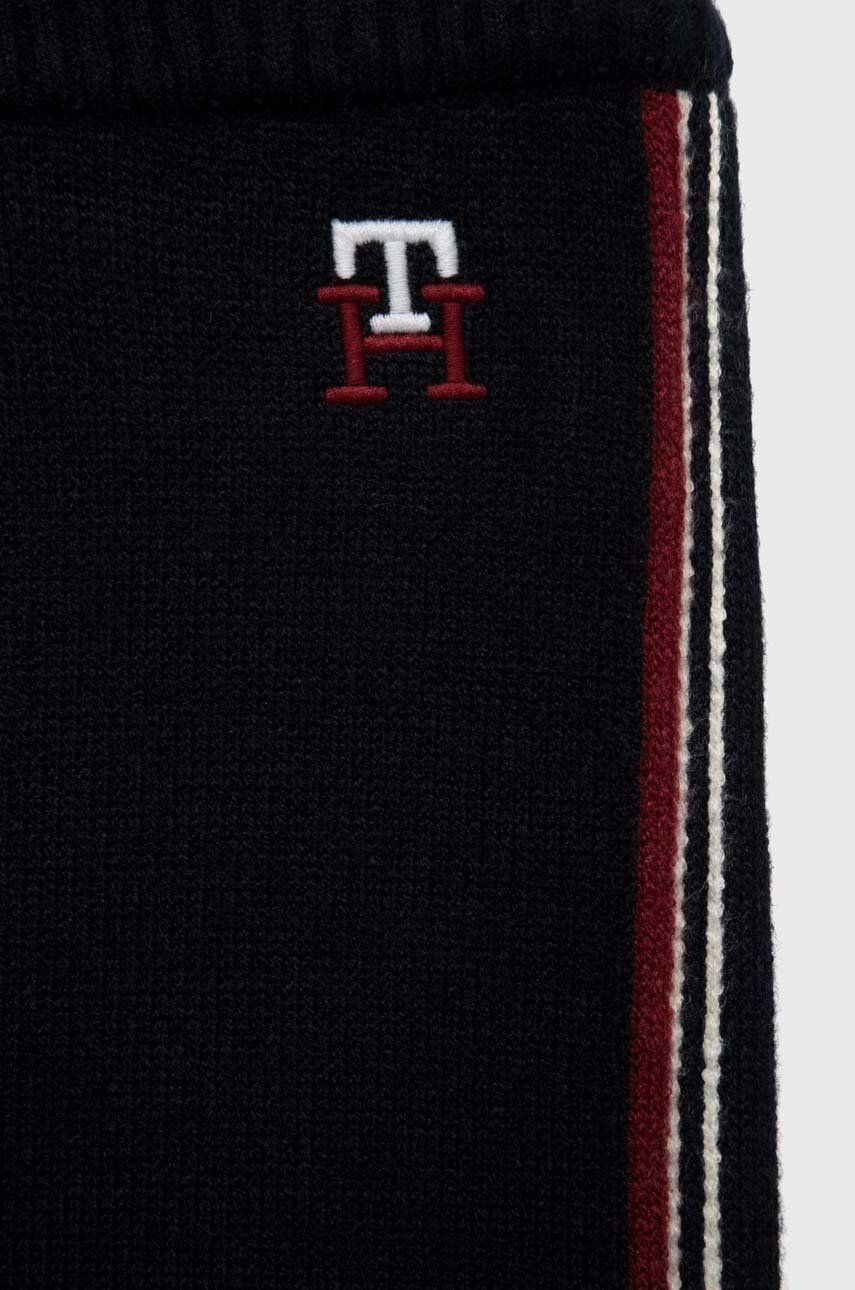 Tommy Hilfiger Detské nohavice tmavomodrá farba s nášivkou - Pepit.sk