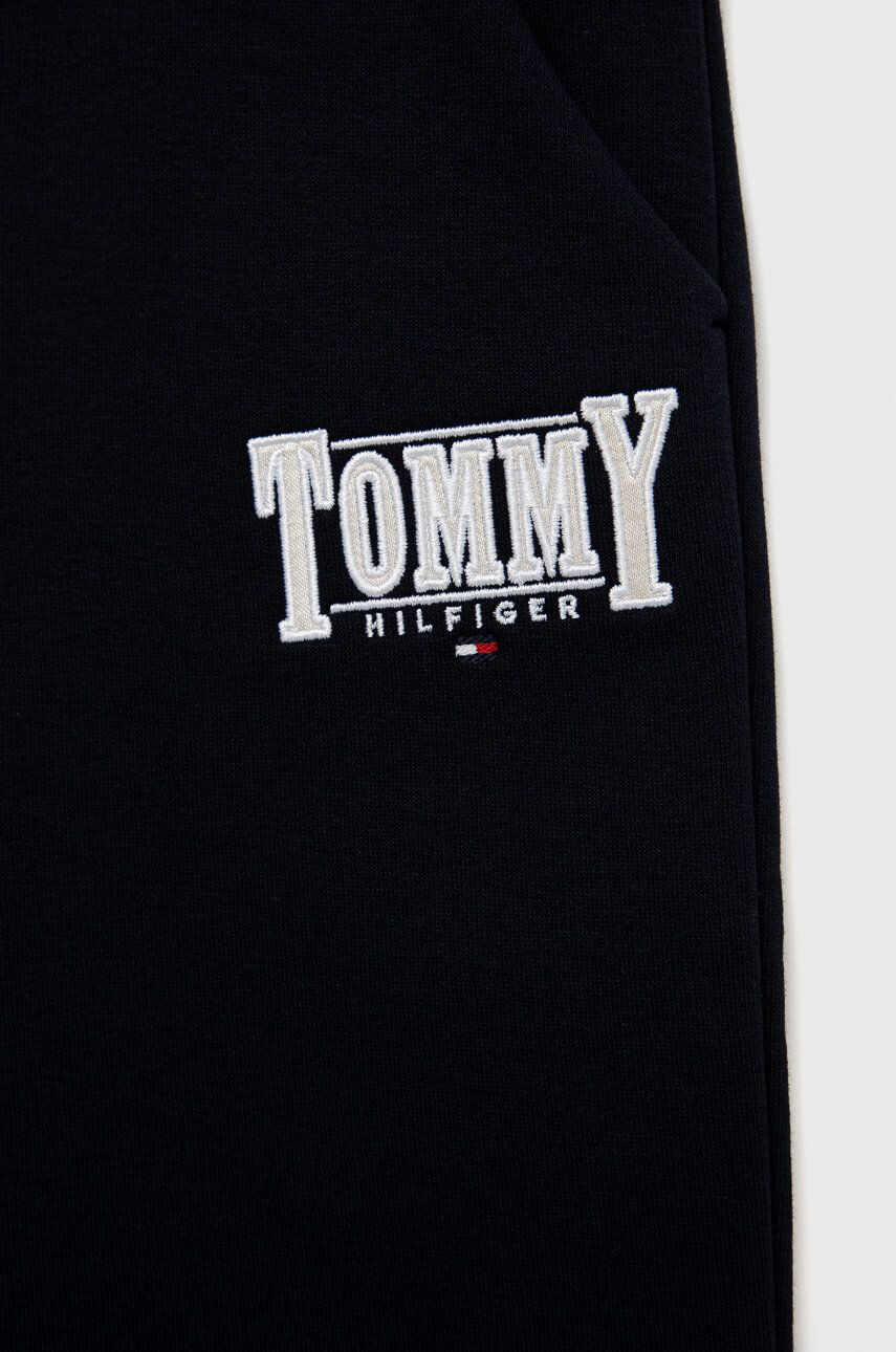 Tommy Hilfiger Detské tepláky tmavomodrá farba s nášivkou - Pepit.sk