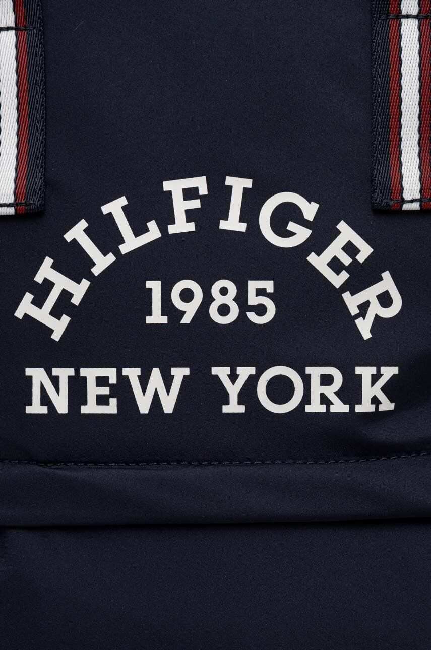 Tommy Hilfiger Detský ruksak tmavomodrá farba malý s potlačou - Pepit.sk