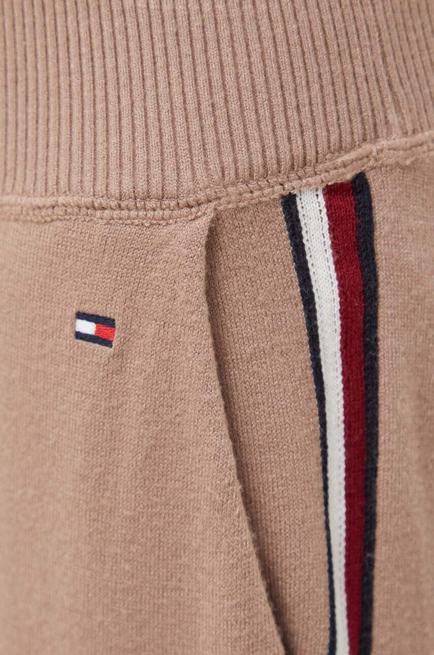 Tommy Hilfiger Nohavice hnedá farba jednofarebné - Pepit.sk