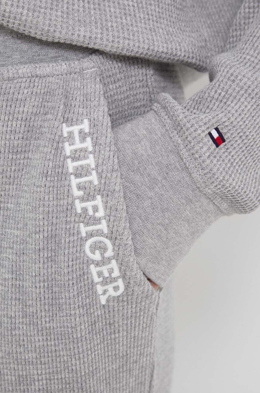 Tommy Hilfiger Nohavice šedá farba s nášivkou - Pepit.sk