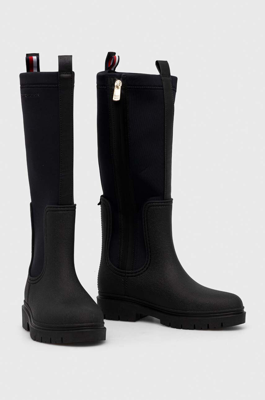 Tommy Hilfiger Vysoké čižmy ESSENTIAL TOMMY RAINBOOT dámske čierna farba na plochom podpätku FW0FW07666 - Pepit.sk