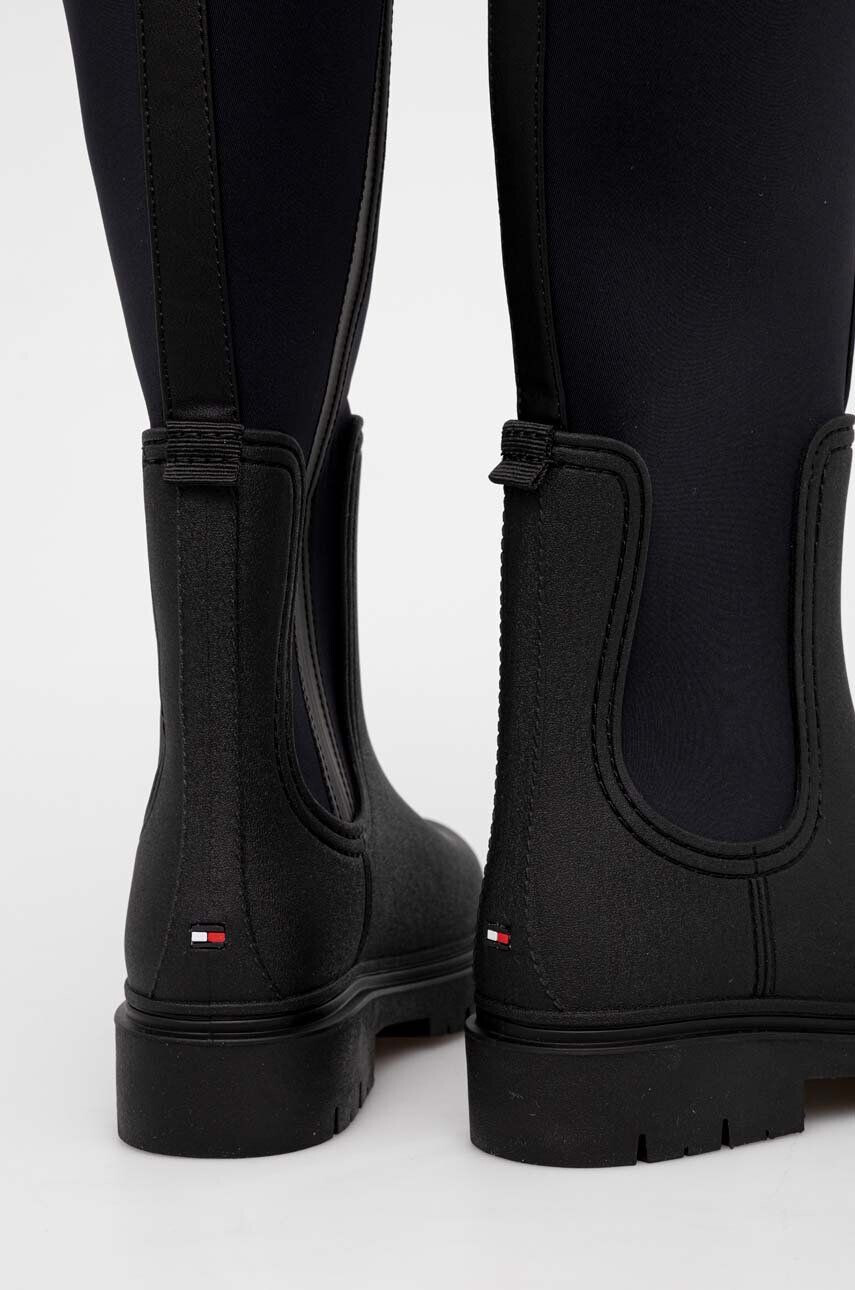 Tommy Hilfiger Vysoké čižmy ESSENTIAL TOMMY RAINBOOT dámske čierna farba na plochom podpätku FW0FW07666 - Pepit.sk