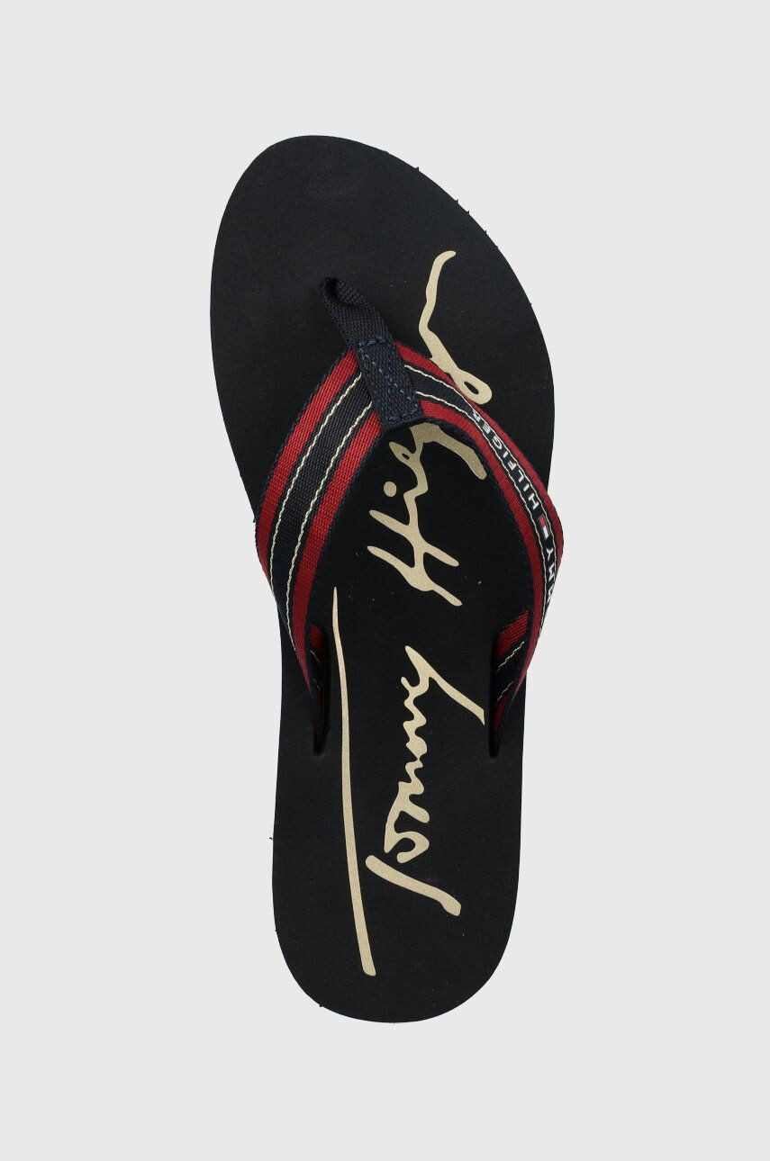 Tommy Hilfiger Žabky Gold Signature Beach Sandal Wmn dámske tmavomodrá farba na plochom podpätku - Pepit.sk