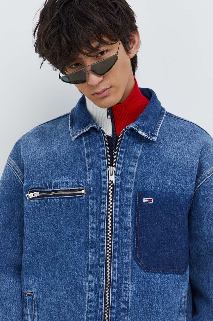 Tommy Jeans Bavlnená rifľová bunda tmavomodrá farba prechodná - Pepit.sk