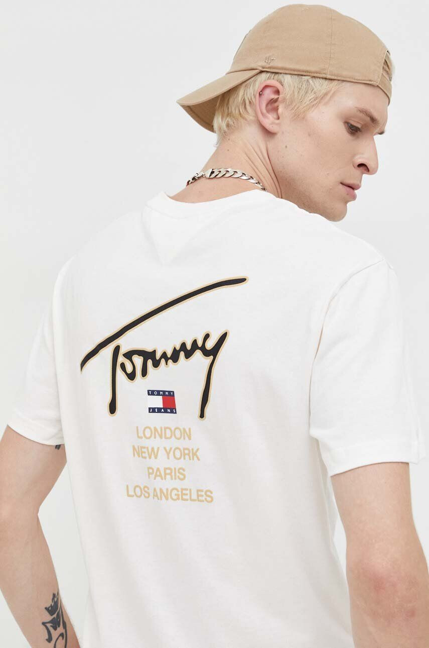 Tommy Jeans Bavlnené tričko pánsky biela farba s nášivkou - Pepit.sk