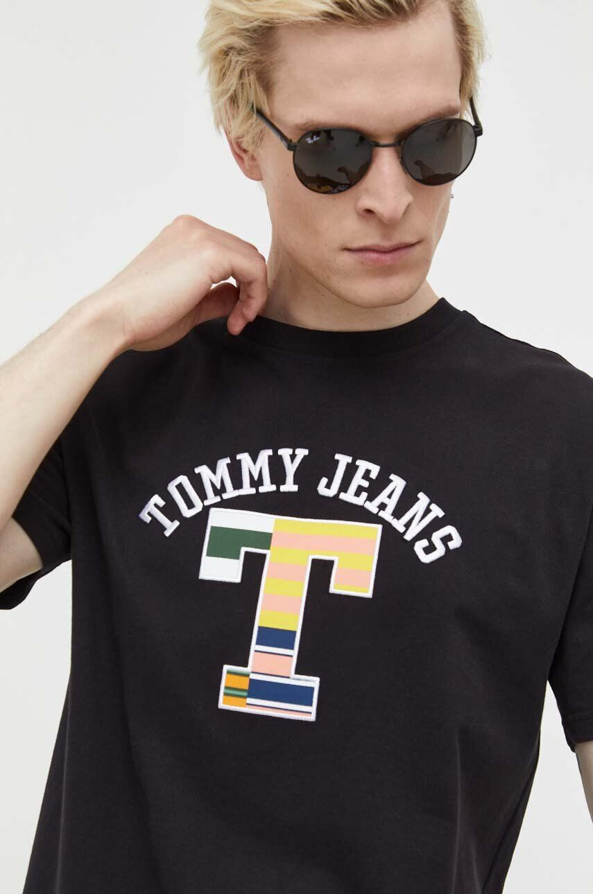 Tommy Jeans Bavlnené tričko čierna farba s nášivkou - Pepit.sk