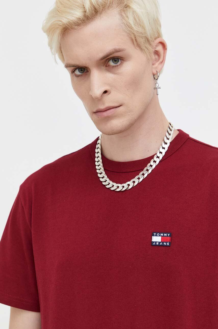 Tommy Jeans Bavlnené tričko bordová farba s nášivkou - Pepit.sk