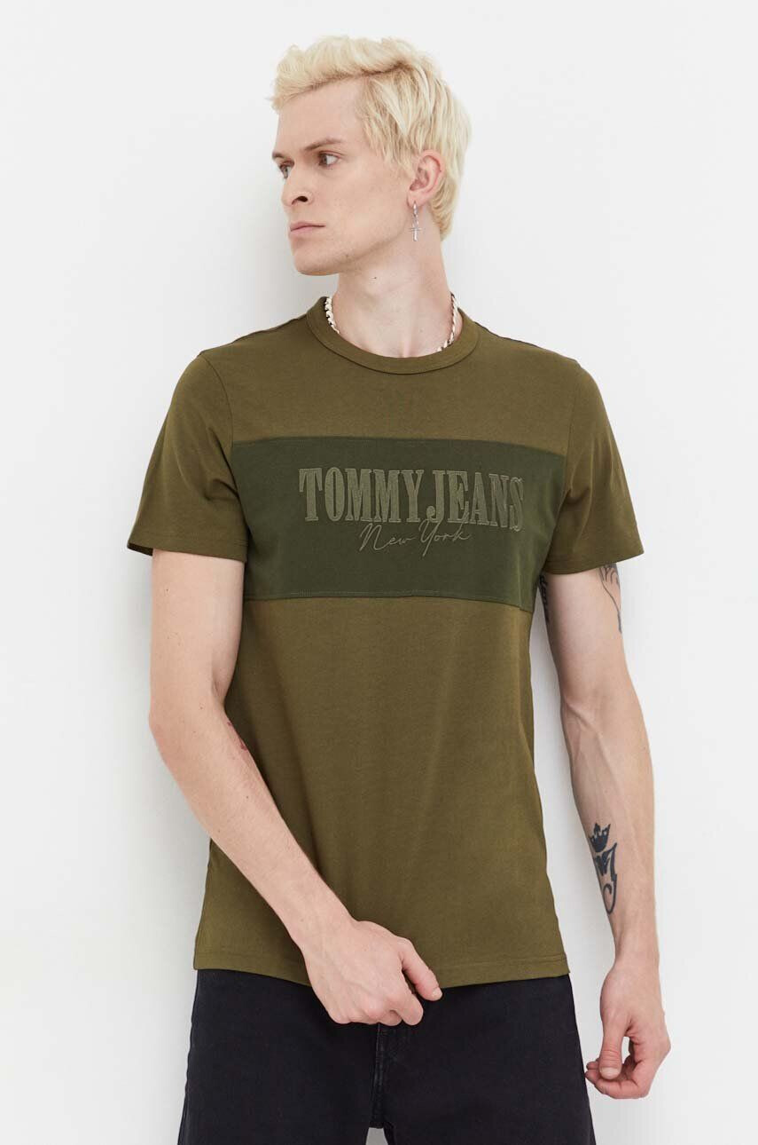 Tommy Jeans Bavlnené tričko zelená farba s nášivkou - Pepit.sk