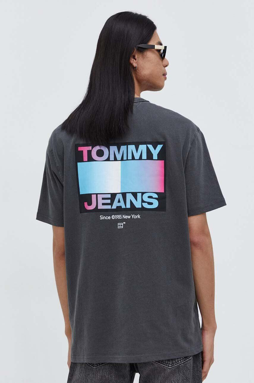 Tommy Jeans Bavlnené tričko pánsky šedá farba s potlačou - Pepit.sk