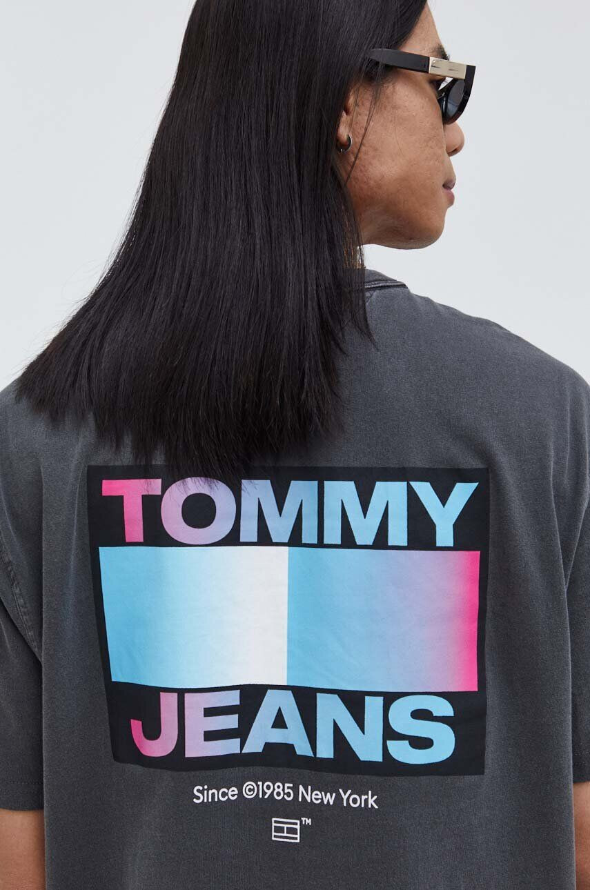 Tommy Jeans Bavlnené tričko pánsky šedá farba s potlačou - Pepit.sk