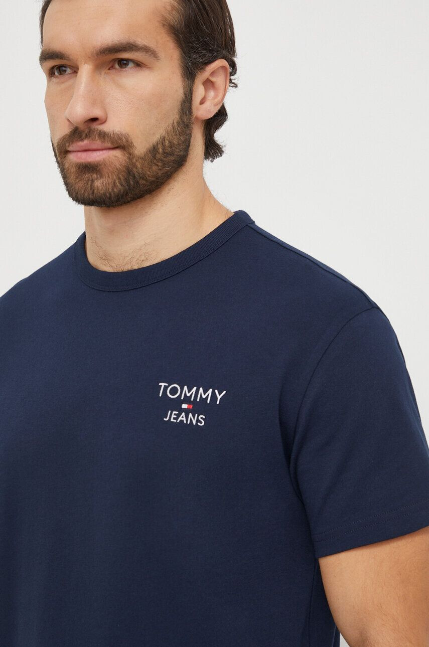 Tommy Jeans Bavlnené tričko pánsky tmavomodrá farba s nášivkou - Pepit.sk