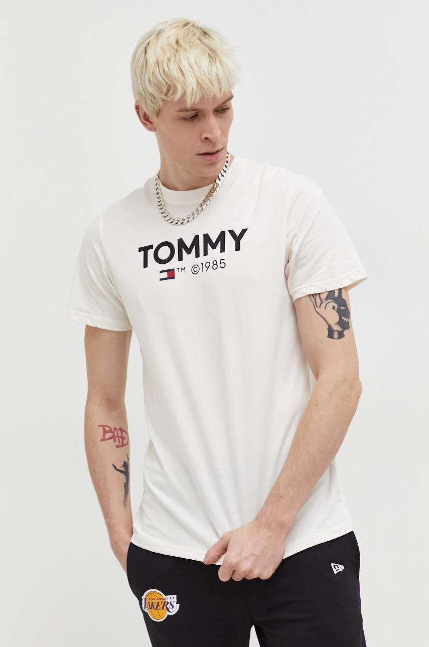 Tommy Jeans Bavlnené tričko pánsky béžová farba s potlačou - Pepit.sk