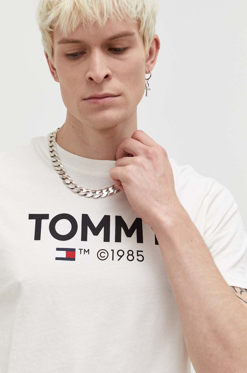 Tommy Jeans Bavlnené tričko pánsky béžová farba s potlačou - Pepit.sk