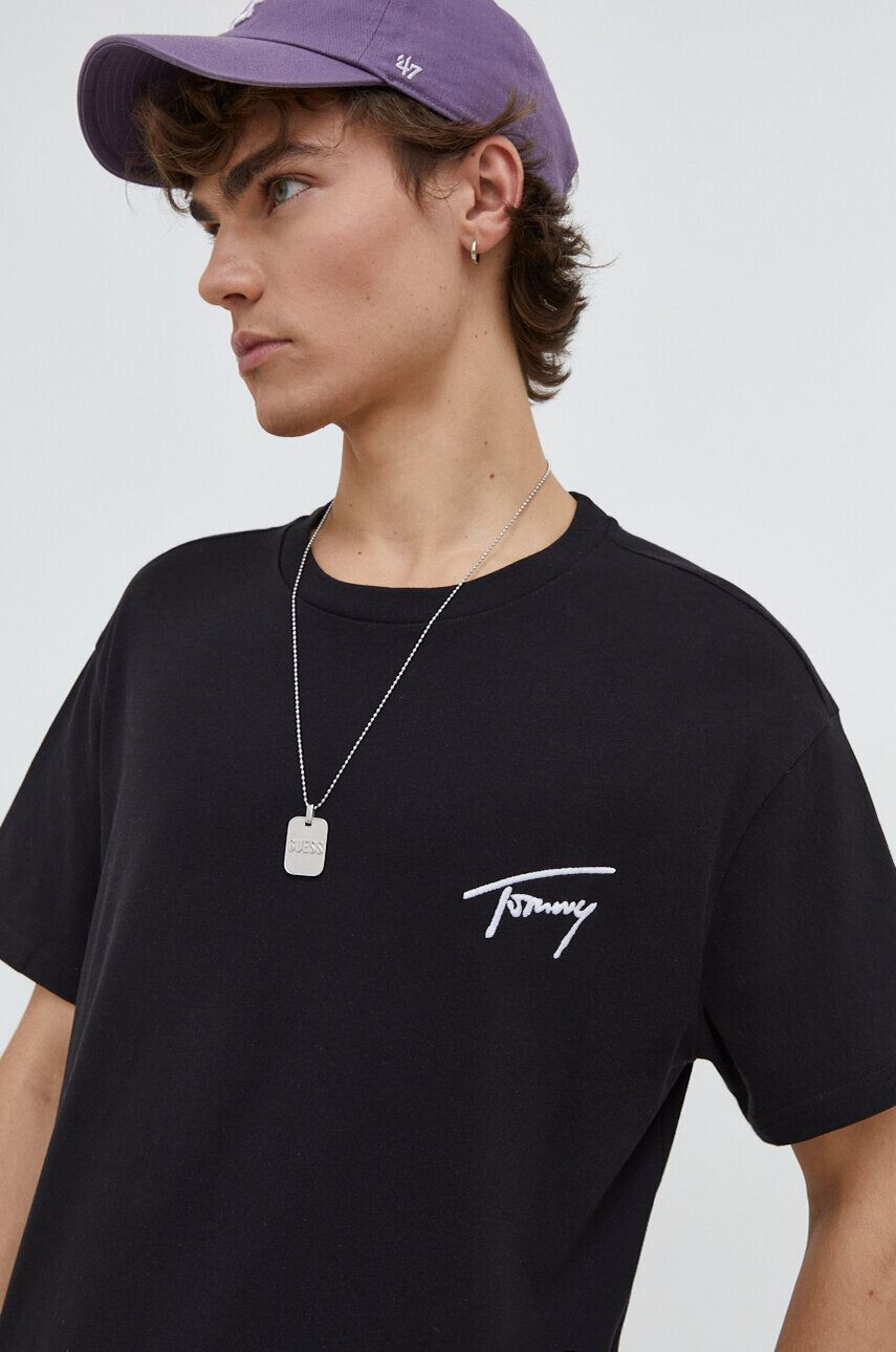 Tommy Jeans Bavlnené tričko pánsky čierna farba s nášivkou - Pepit.sk