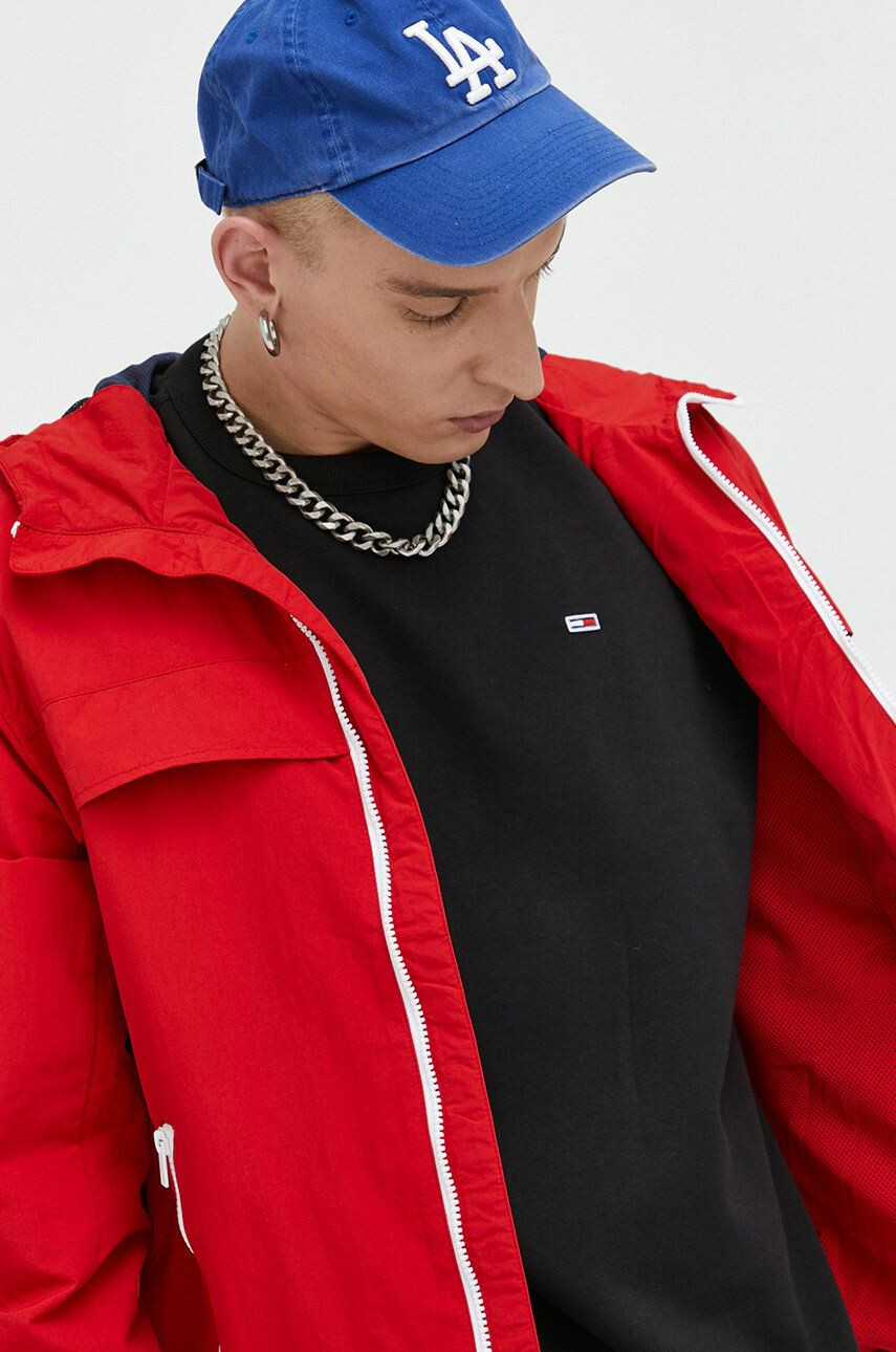 Tommy Jeans Bunda pánska červená farba prechodná - Pepit.sk