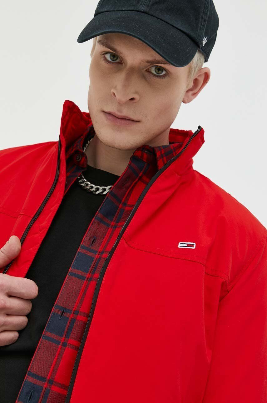 Tommy Jeans Bunda pánska červená farba prechodná - Pepit.sk