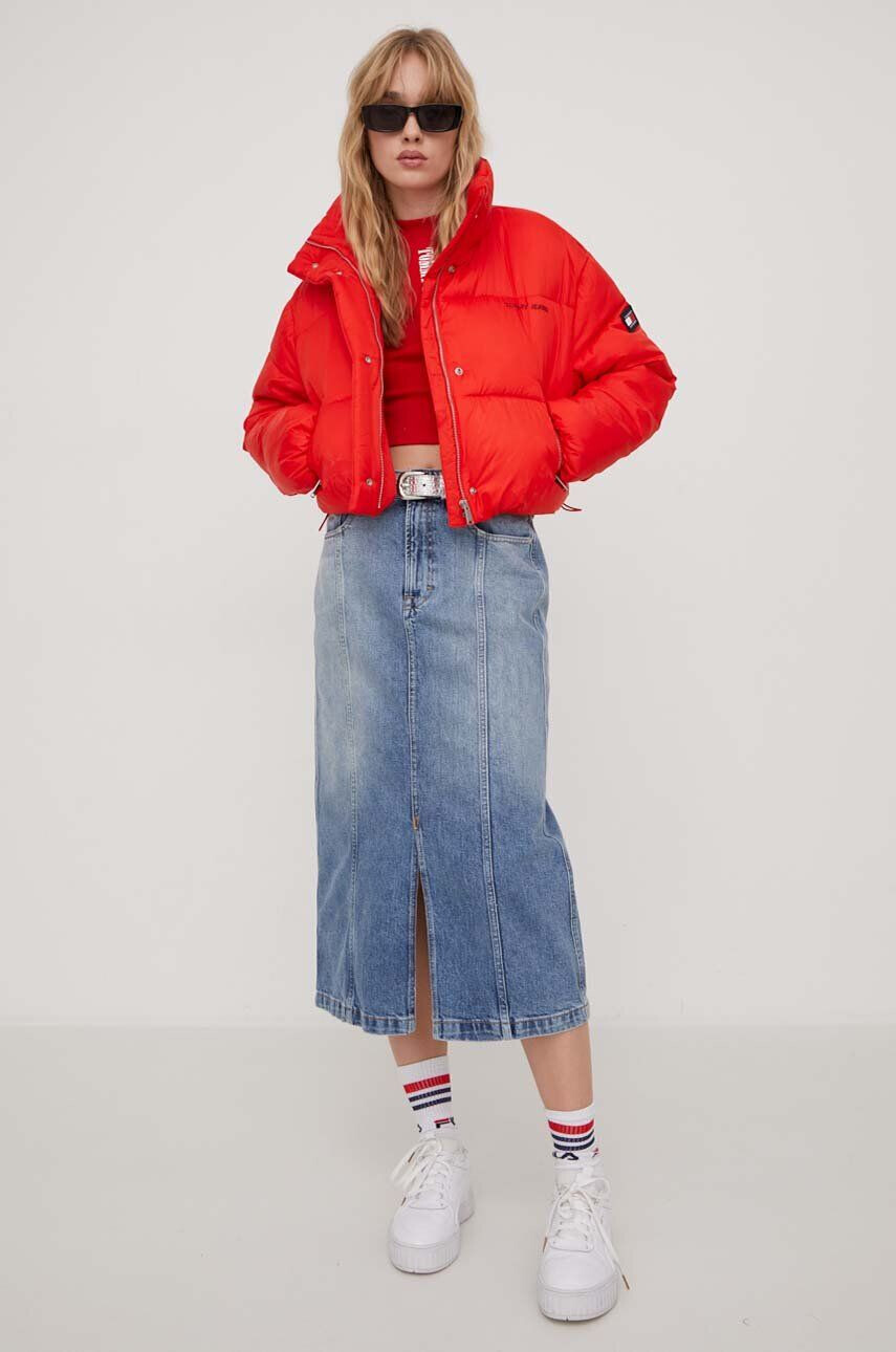 Tommy Jeans Bunda dámska červená farba zimná oversize - Pepit.sk