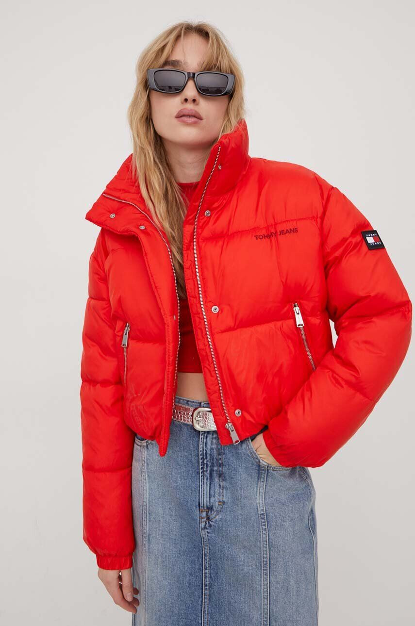 Tommy Jeans Bunda dámska červená farba zimná oversize - Pepit.sk