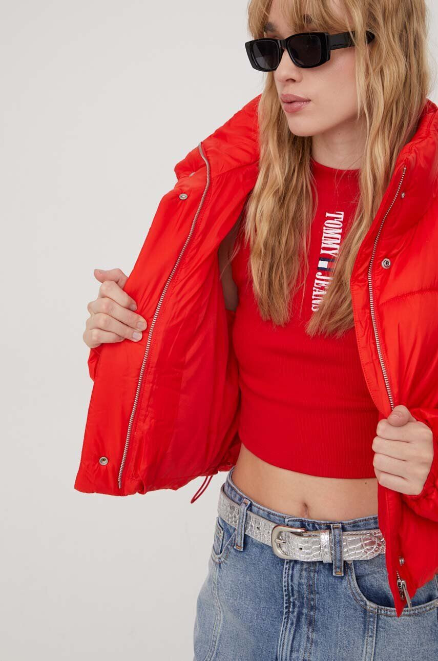 Tommy Jeans Bunda dámska červená farba zimná oversize - Pepit.sk