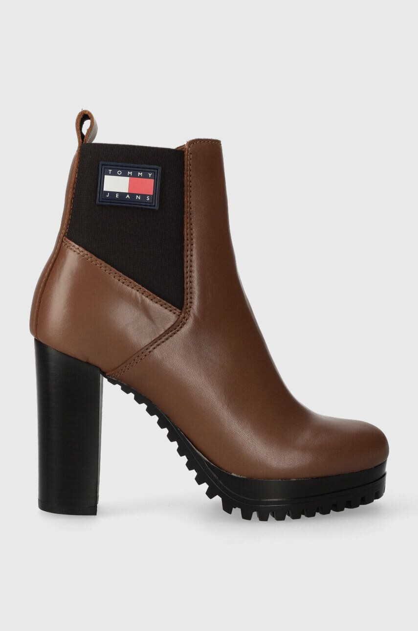 Tommy Jeans Kožené členkové topánky TJW NEW ESS HIGH HEEL BOOT dámske hnedá farba na plochom podpätku EN0EN02439 - Pepit.sk