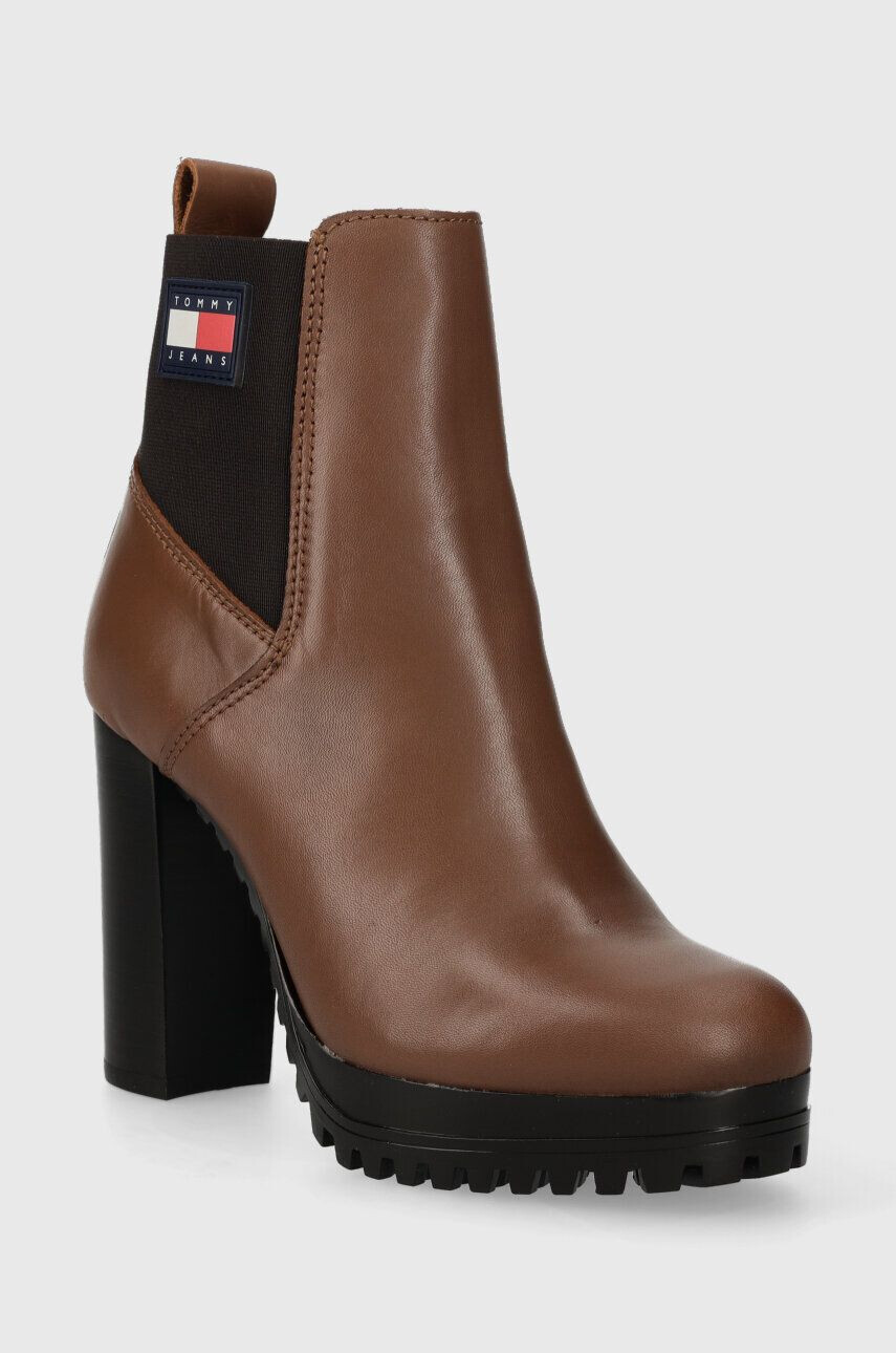 Tommy Jeans Kožené členkové topánky TJW NEW ESS HIGH HEEL BOOT dámske hnedá farba na plochom podpätku EN0EN02439 - Pepit.sk