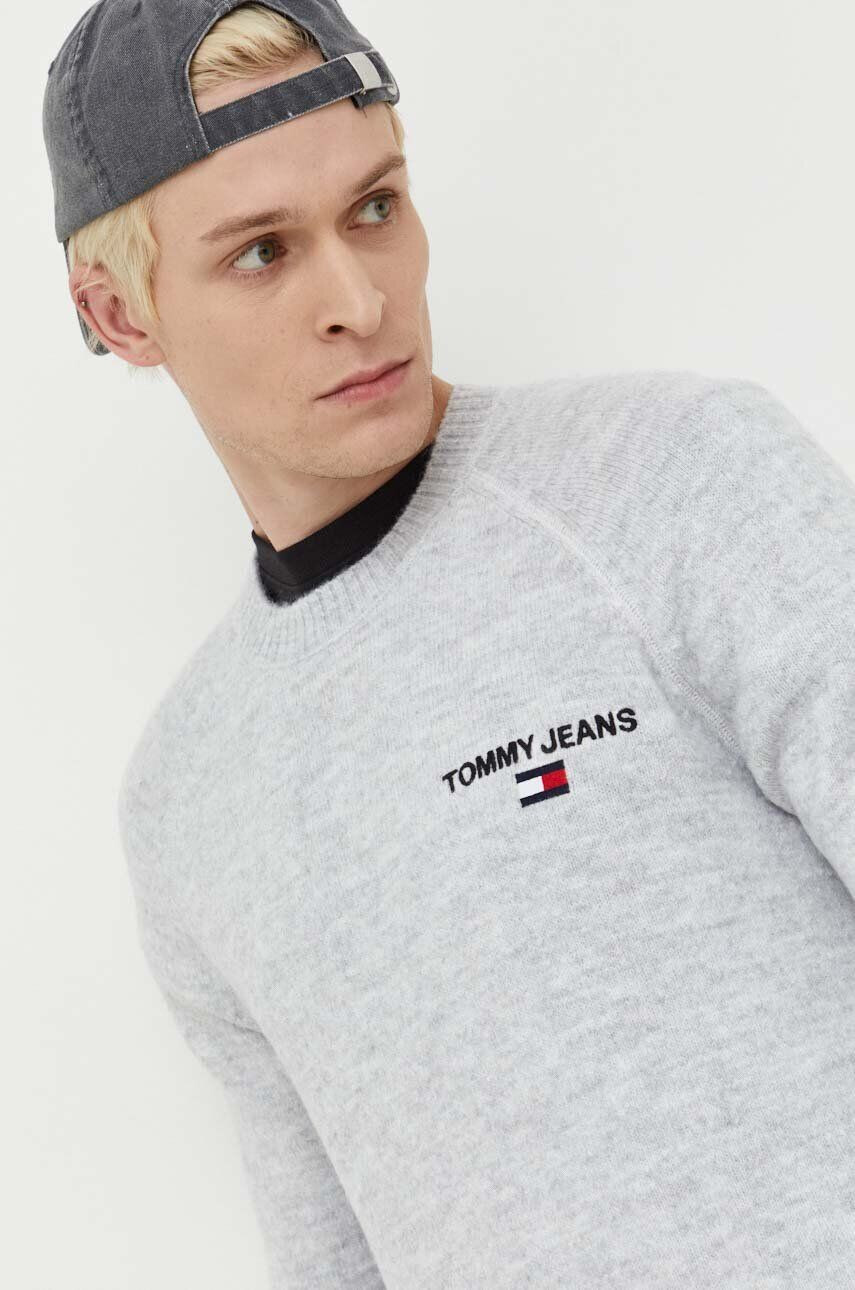 Tommy Jeans Sveter pánsky šedá farba - Pepit.sk