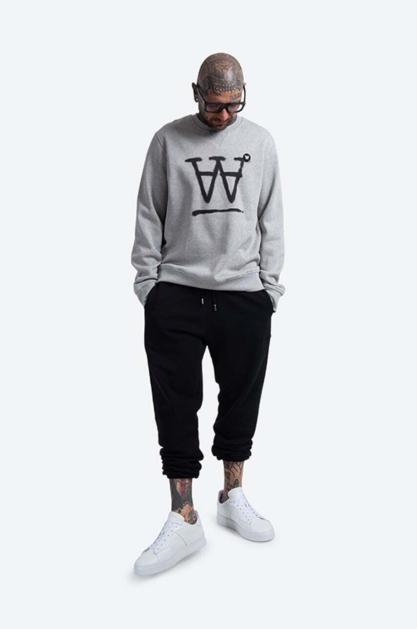 Wood Wood Bavlnená mikina Wood Tye Sweatshirt 10135606-2424 GREY MELANGE pánska šedá farba s nášivkou - Pepit.sk