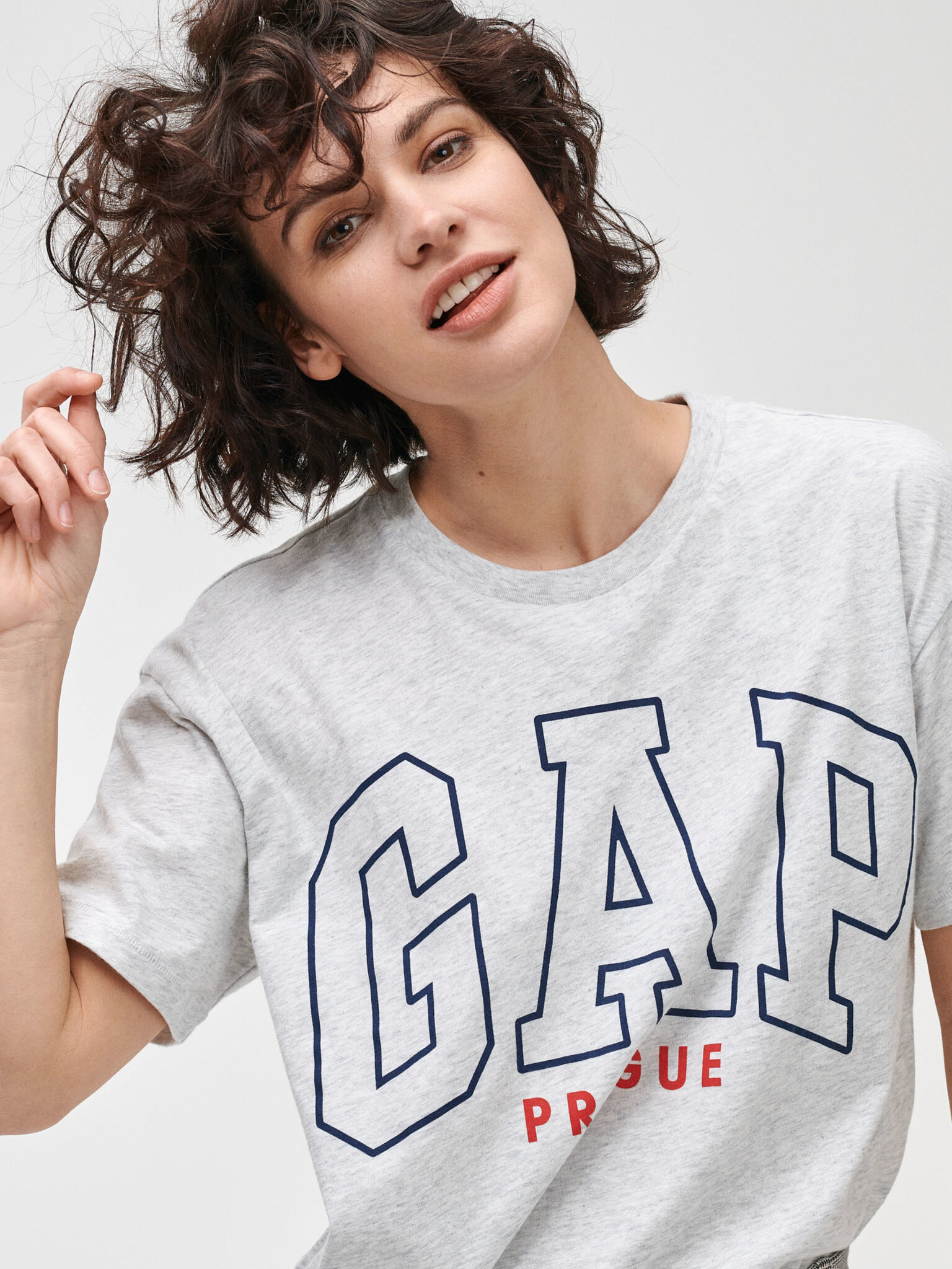 GAP Logo Prague Tričko Šedá - Pepit.sk