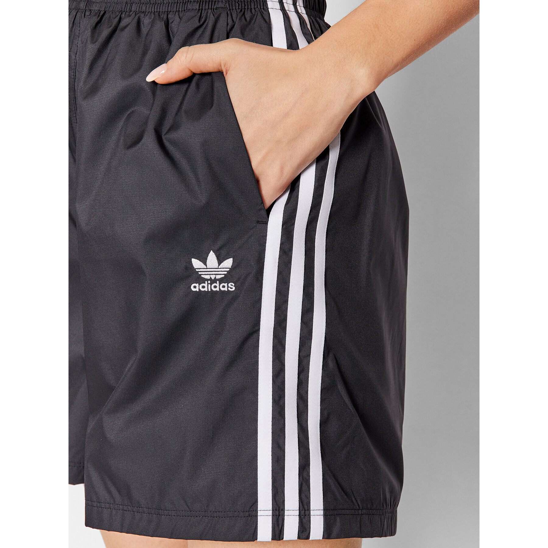 adidas Športové kraťasy adicolor Classics Ripstop H37753 Čierna Regular Fit - Pepit.sk