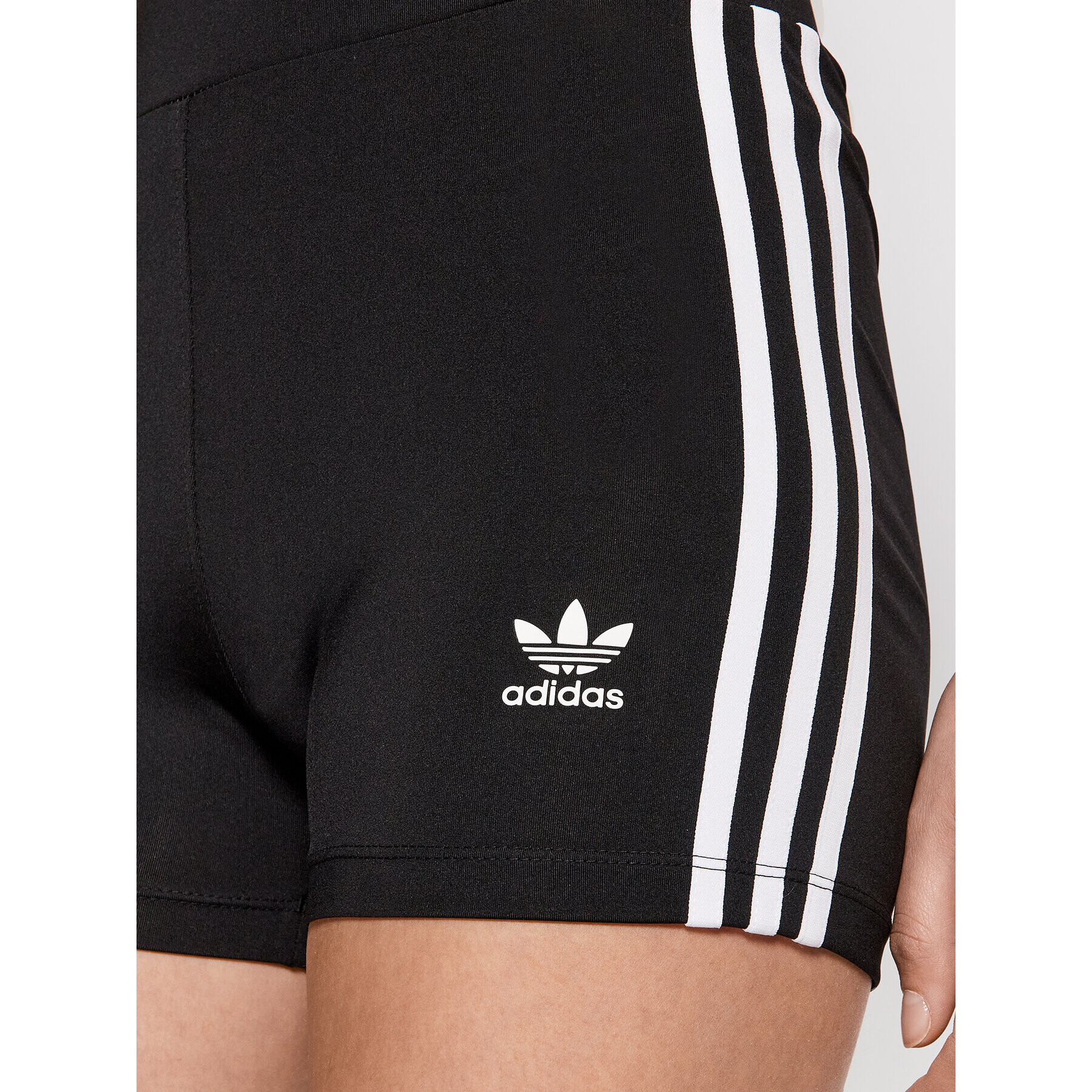 adidas Športové kraťasy adicolor Classics Traceable H59866 Čierna Slim Fit - Pepit.sk