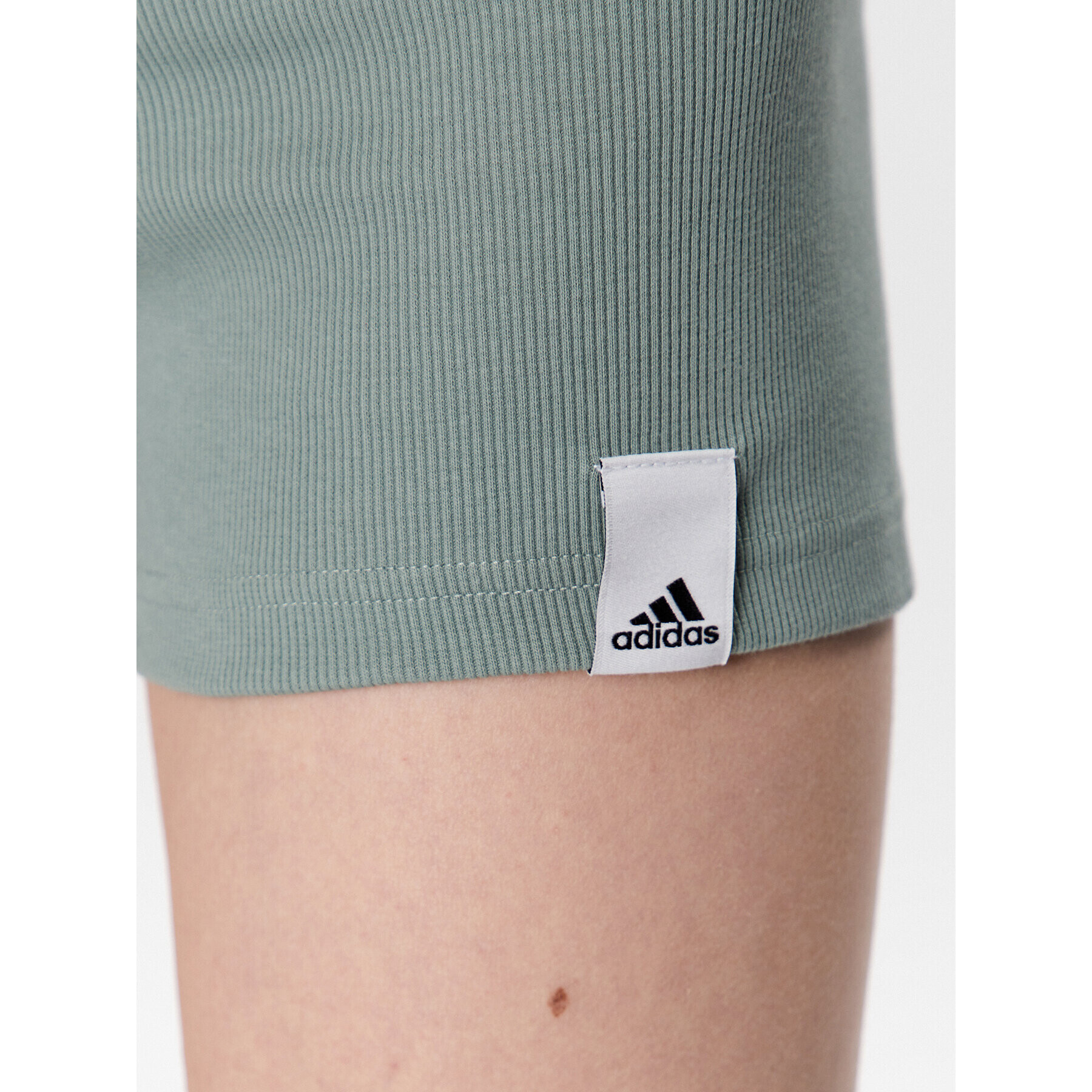 adidas Športové kraťasy Lounge Rib Booty Shorts IC8759 Zelená Fitted Fit - Pepit.sk