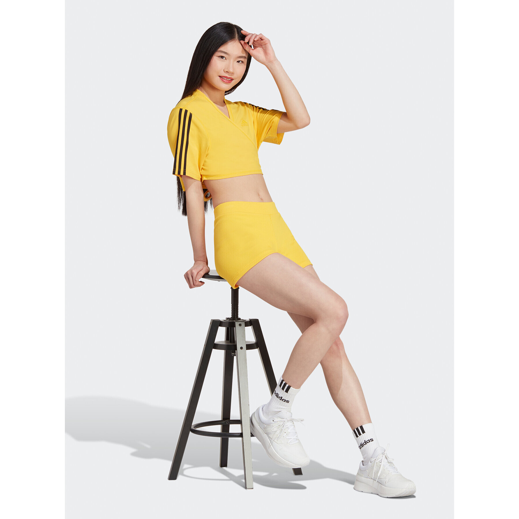 adidas Športové kraťasy Lounge Rib Booty Shorts IC9453 Žltá Fitted Fit - Pepit.sk