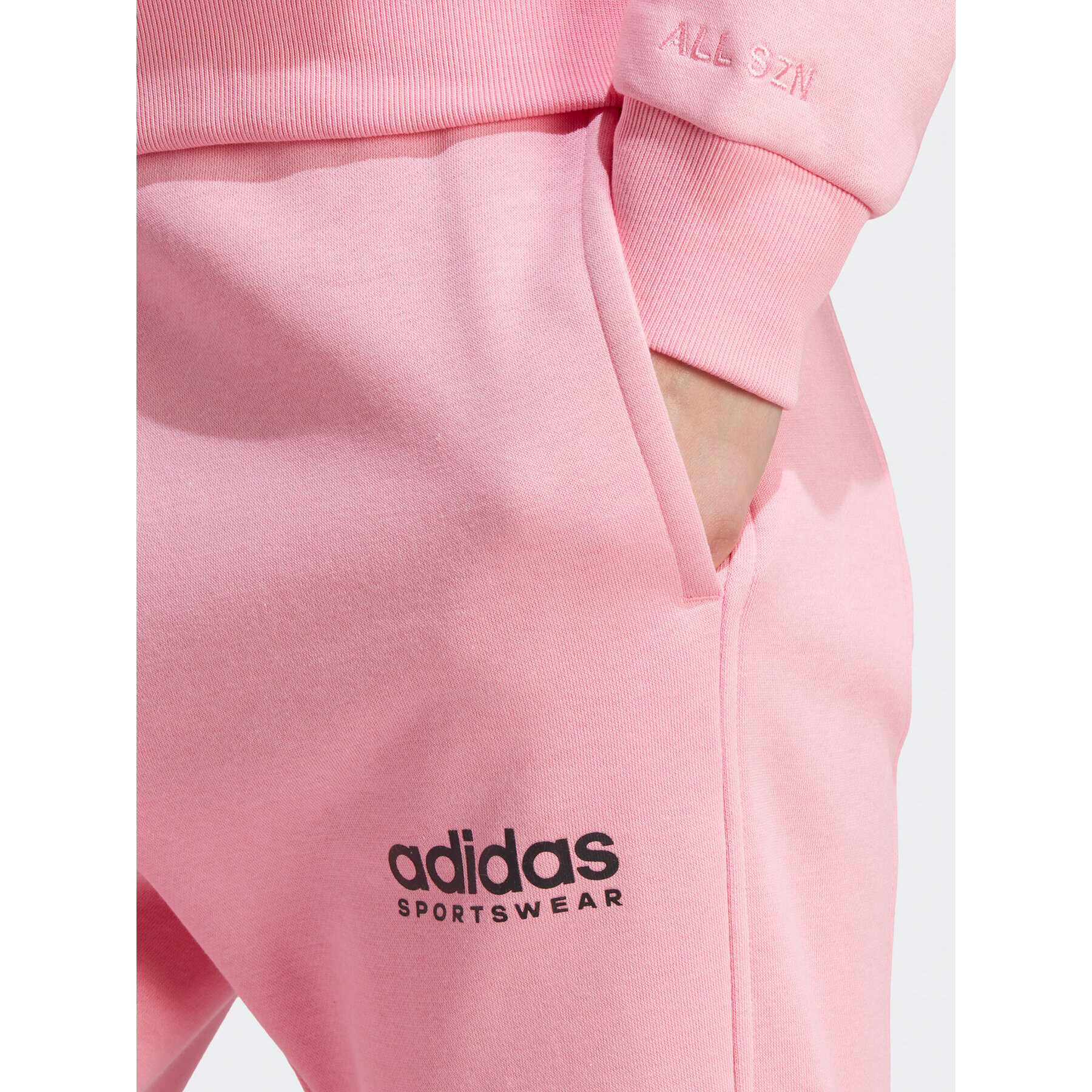 adidas Teplákové nohavice ALL SZN Fleece Graphics Joggers IC8718 Ružová Regular Fit - Pepit.sk