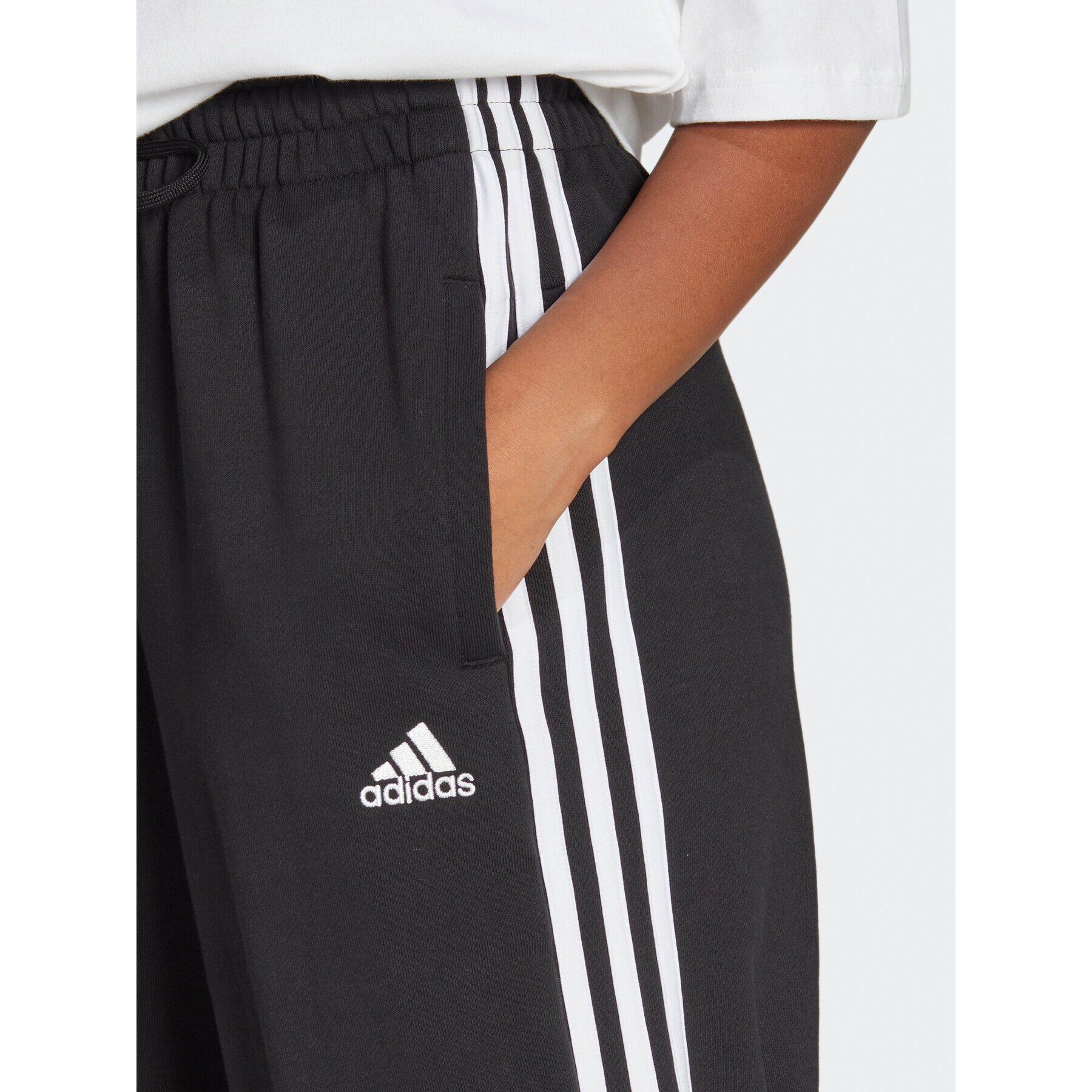 adidas Teplákové nohavice Essentials 3-Stripes French Terry Loose-Fit Joggers HA4375 Čierna Loose Fit - Pepit.sk