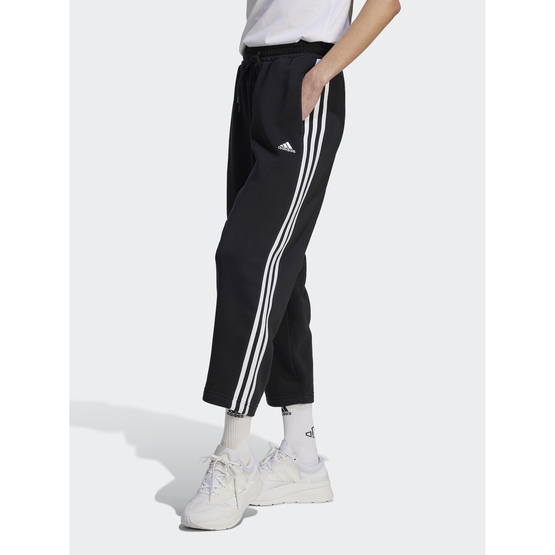 adidas Teplákové nohavice Essentials 3-Stripes Open Hem Fleece HZ5748 Čierna Loose Fit - Pepit.sk