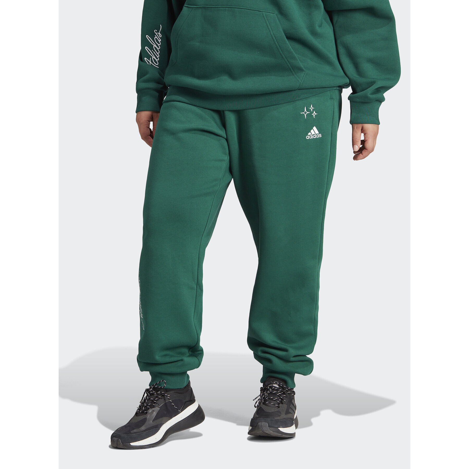 adidas Teplákové nohavice Scribble Embroidery Fleece IK9649 Zelená Loose Fit - Pepit.sk