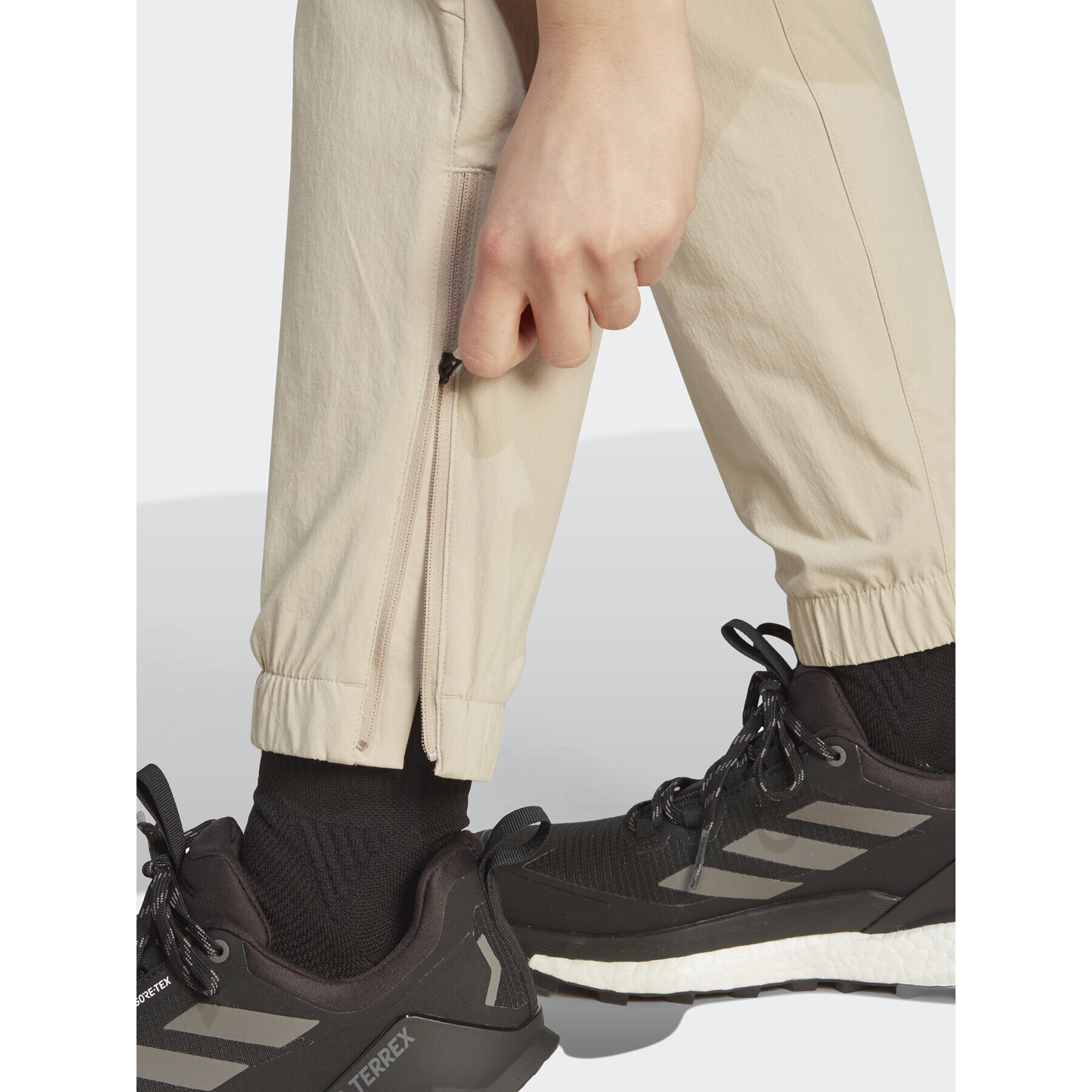 adidas Teplákové nohavice Terrex Utilitas Hiking Zip-Off Tracksuit Bottoms HZ9046 Béžová Regular Fit - Pepit.sk