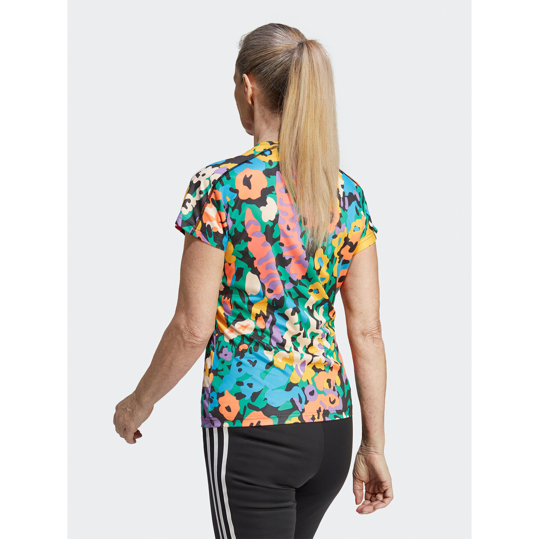 adidas Tričko AEROREADY Train Essentials Minimal Branding V-Neck Floral Print T-Shirt HN5541 Čierna Slim Fit - Pepit.sk