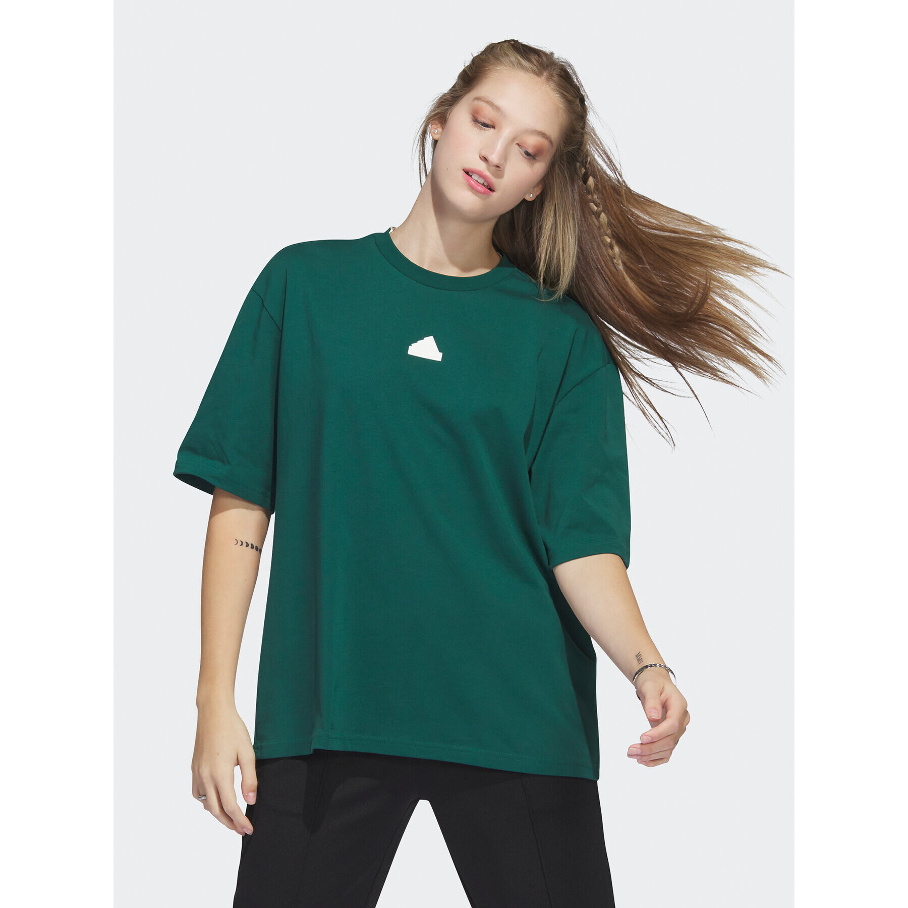 adidas Tričko Future Icons Graphic Boyfriend T-Shirt H49639 Zelená Loose Fit - Pepit.sk