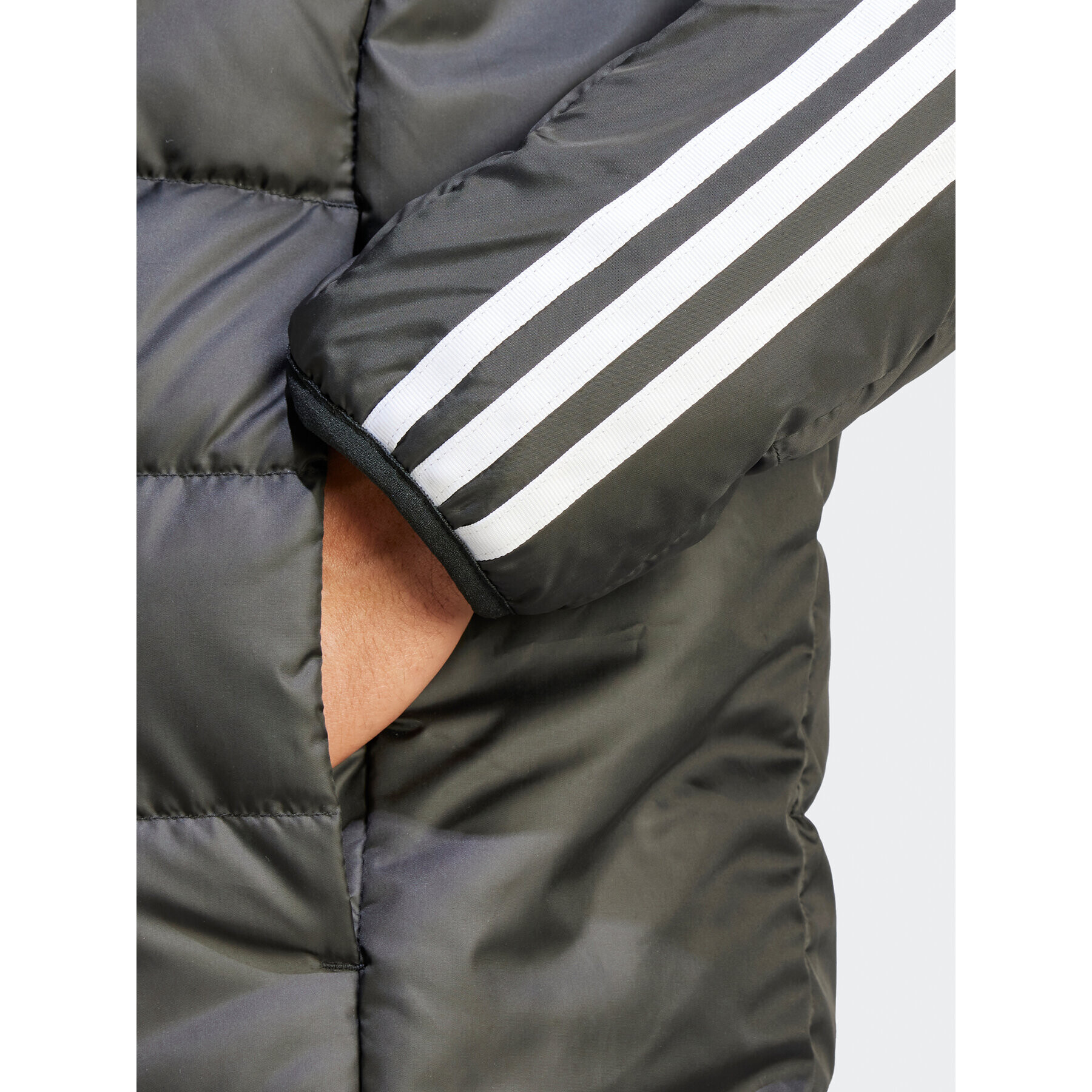 adidas Vatovaná bunda Essentials 3-Stripes HZ8522 Čierna Regular Fit - Pepit.sk