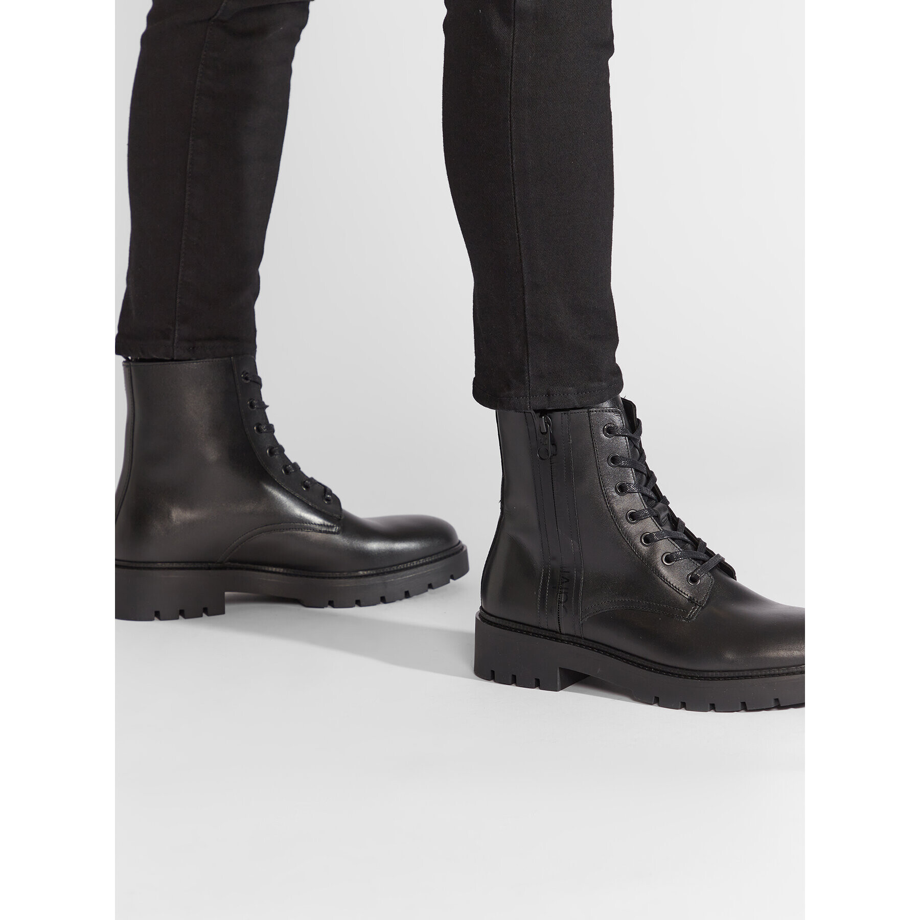 Calvin Klein Jeans Outdoorová obuv Combat Mid Laceup Boot W Zip YM0YM00262 Čierna - Pepit.sk