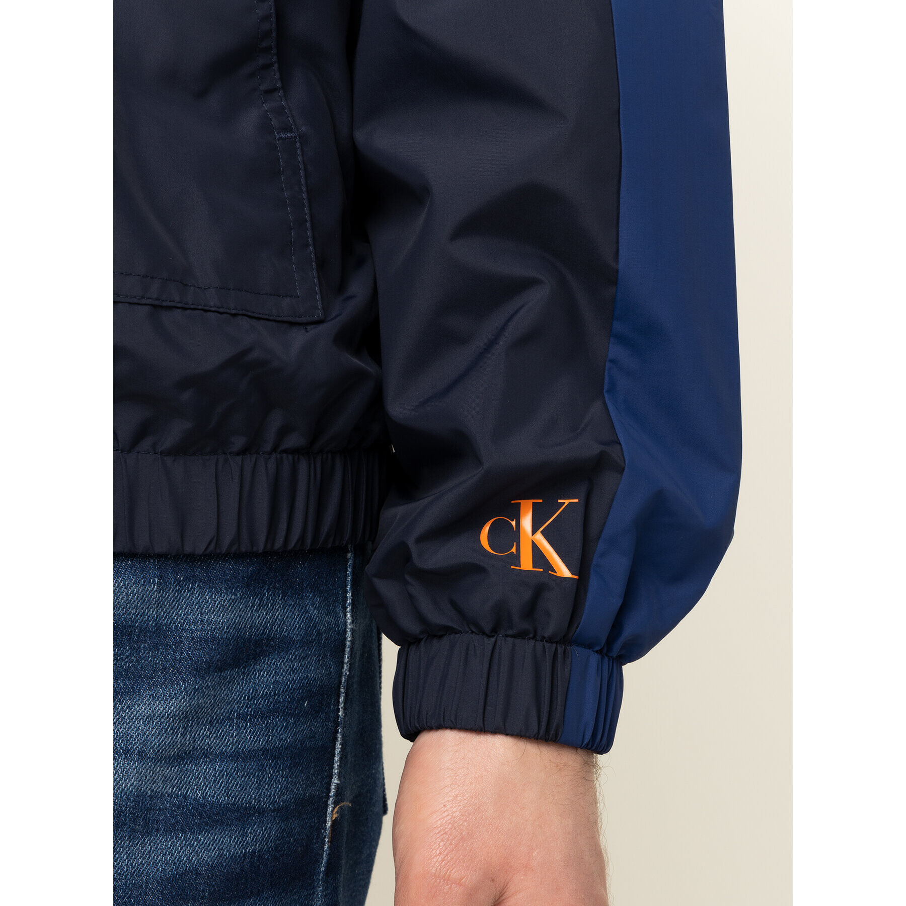 Calvin Klein Jeans Prechodná bunda Windbreaker J30J314239 Tmavomodrá Regular Fit - Pepit.sk