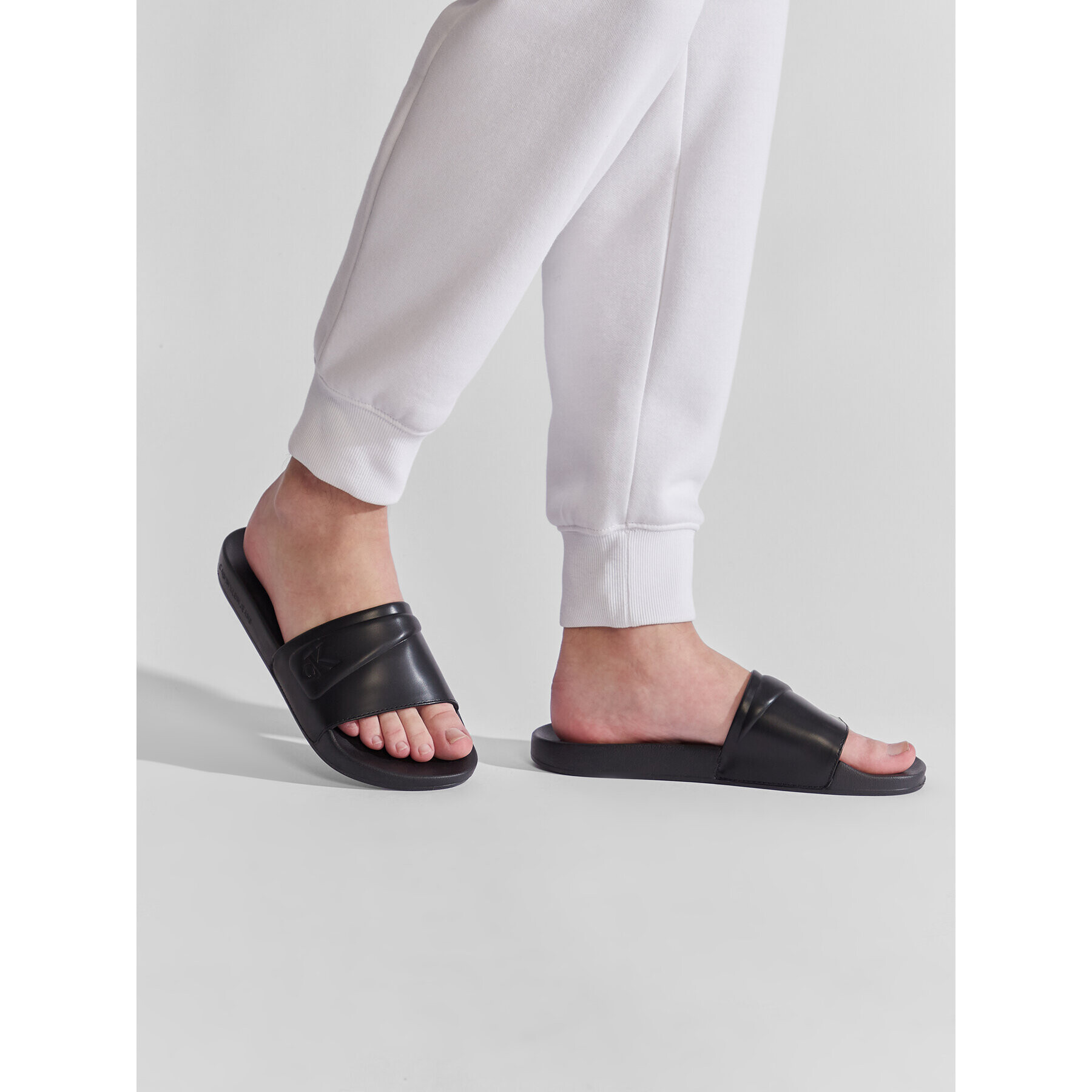 Calvin Klein Jeans Šľapky Slide Padded Monogram YM0YM00531 Čierna - Pepit.sk