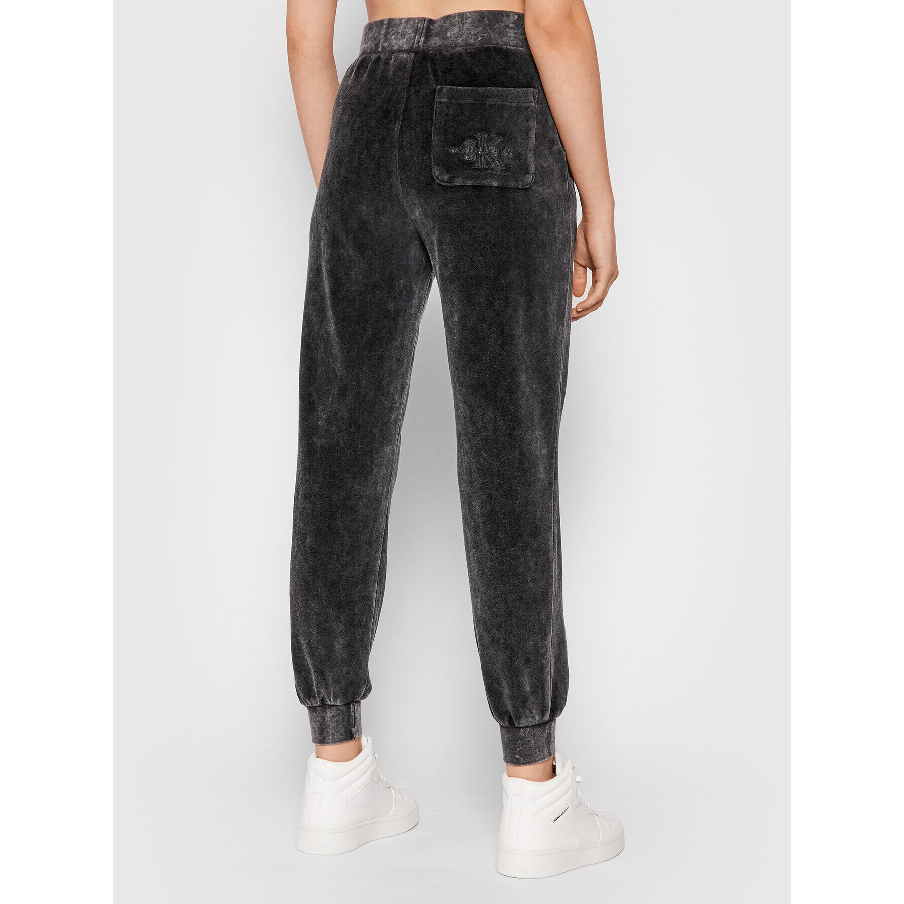 Calvin Klein Jeans Teplákové nohavice J20J216432 Sivá Regular Fit - Pepit.sk